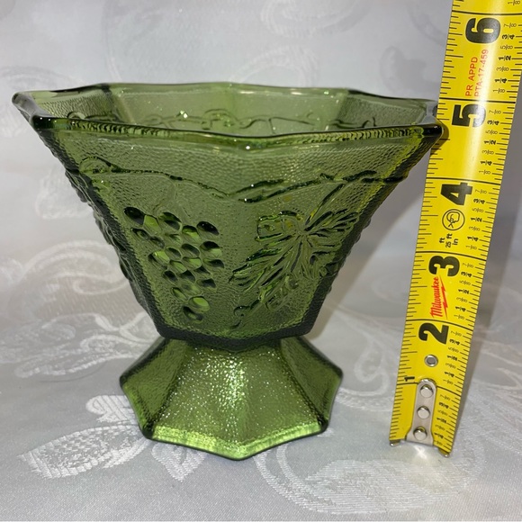 Vintage collectible green glass candy dish. Great condition, no chips or cracks. - Picture 6 of 7